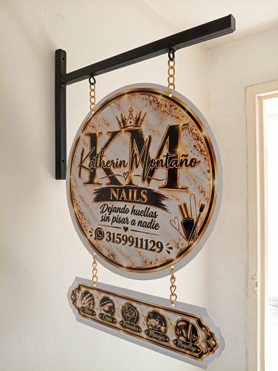Aviso colgante KM Nails con placa de servicios