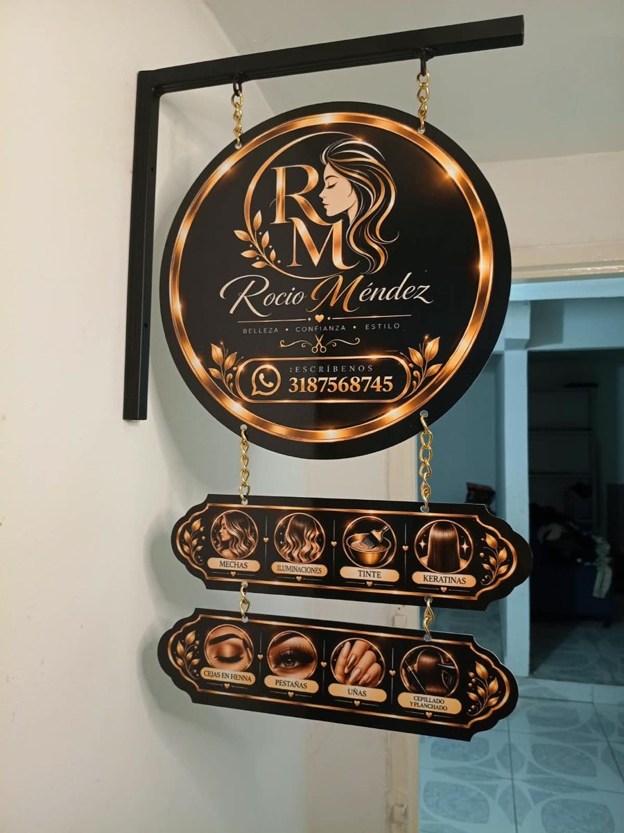 Aviso colgante Rocio Méndez con dos placas de servicios de belleza