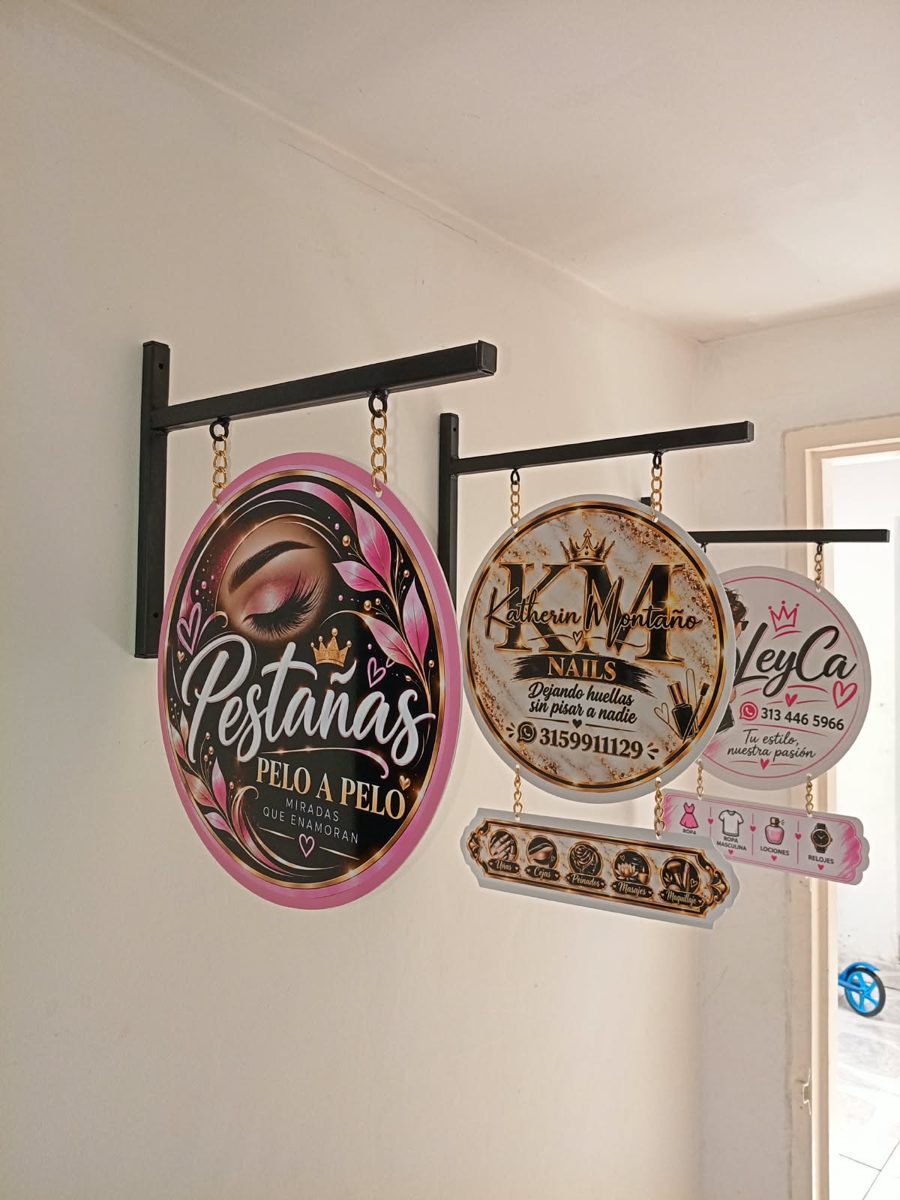 Tres avisos colgantes instalados: Pestañas, KM Nails y LeyCa